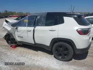 2021 Jeep Compass Latitude z VIN 3C4NJDBB8MT530881, wystawiony jako IAAI lot #42159145 z przebiegiem Nie podano mil oraz . Historia ofert i sprzedaży dostępna na DreamBid. Obrazek 3.