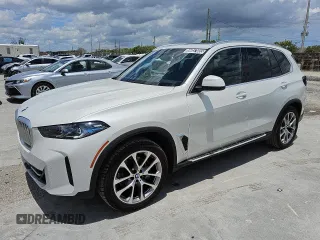 2024 BMW X5 sDrive40i z VIN 5UX13EU06R9U94360, wystawiony jako Copart lot #56057655 z przebiegiem 43 551 mil mil oraz Czysty tytuł • Clean title. Historia ofert i sprzedaży dostępna na DreamBid. Obrazek 1.