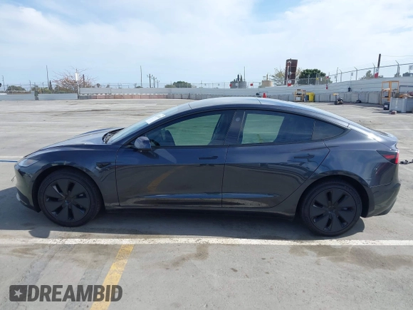 2025 Tesla Model 3 Long Range z VIN 5YJ3E1EA0SF915571, wystawiony jako IAAI lot #42247609 z przebiegiem 3 901 mil mil oraz . Historia ofert i sprzedaży dostępna na DreamBid. Obrazek 15.