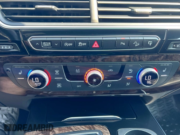 2017 Audi Q7 Premium with VIN WA1AAAF76HD02780, listed as a Copart auction lot 60900805 with 175,276 mi miles and Clean title. Bid and sale history available at DreamBid. Image 9.