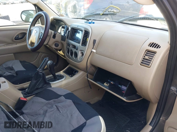 2007 Ford Escape XLT with VIN 1FMYU93157KA19086, listed as a IAAI auction lot 41301417 with 999,999 mi miles. Bid and sale history available at carsss.com. Image 5.