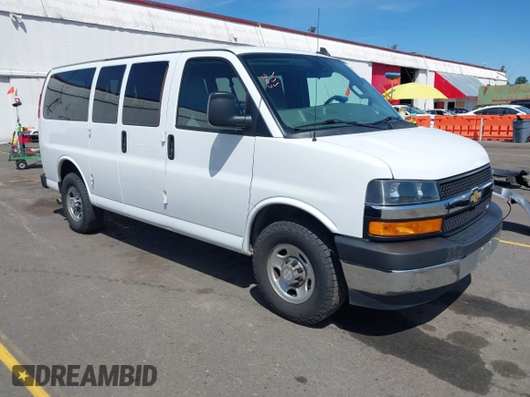 2020 Chevrolet Express Passenger z VIN 1GAWGFFGXL1155840, wystawiony jako IAAI lot #42207765 z przebiegiem 72 439 mil mil oraz . Historia ofert i sprzedaży dostępna na DreamBid. Obrazek 1.