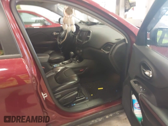 2019 Jeep Cherokee Trailhawk z VIN 1C4PJMBX0KD361981, wystawiony jako IAAI lot #42074093 z przebiegiem 56 989 mil mil oraz . Historia ofert i sprzedaży dostępna na DreamBid. Obrazek 5.