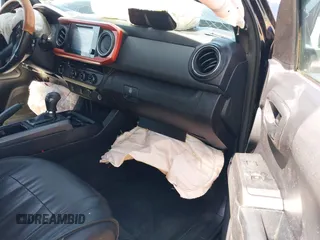 2017 Toyota Tacoma SR5 z VIN 5TFAZ5CNXHX048879, wystawiony jako IAAI lot #42157227 z przebiegiem 119 932 mil mil oraz . Historia ofert i sprzedaży dostępna na DreamBid. Obrazek 5.