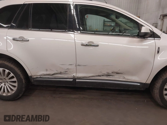 2014 Lincoln MKX z VIN 2LMDJ8JK7EBL18541, wystawiony jako IAAI lot #41684416 z przebiegiem 121 568 mil mil oraz . Historia ofert i sprzedaży dostępna na DreamBid. Obrazek 6.