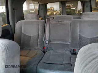 2003 Chevrolet Suburban Z71 z VIN 3GNFK16T43G241210, wystawiony jako Copart lot #86017624 z przebiegiem 217 506 mil mil oraz Szkoda całkowita • Salvage title. Historia ofert i sprzedaży dostępna na DreamBid. Obrazek 10.