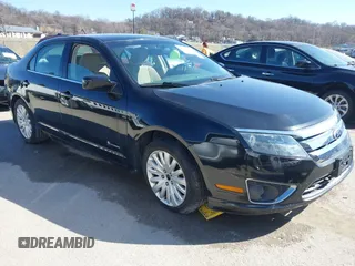 2010 Ford Fusion Hybrid z VIN 3FADP0L39AR396746, wystawiony jako IAAI lot #41764282 z przebiegiem 132 582 mil mil oraz . Historia ofert i sprzedaży dostępna na DreamBid. Obrazek 1.