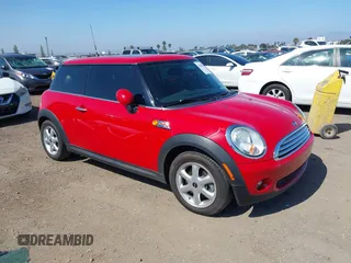 2008 MINI Hardtop z VIN WMWMF33538TT60153, wystawiony jako IAAI lot #42208014 z przebiegiem 96 002 mil mil oraz . Historia ofert i sprzedaży dostępna na DreamBid. Obrazek 1.