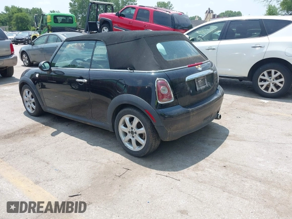 2010 MINI Convertible z VIN WMWMR3C51ATU97251, wystawiony jako IAAI lot #42408143 z przebiegiem 117 315 mil mil oraz . Historia ofert i sprzedaży dostępna na DreamBid. Obrazek 3.