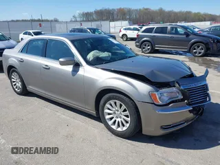 2014 Chrysler 300 z VIN 2C3CCAAGXEH335800, wystawiony jako IAAI lot #41984427 z przebiegiem 247 358 mil mil oraz . Historia ofert i sprzedaży dostępna na DreamBid. Obrazek 1.