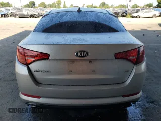 2013 Kia Optima LX z VIN 5XXGM4A74DG156035, wystawiony jako Copart lot #59358245 z przebiegiem 136 540 mil mil oraz Szkoda całkowita • Salvage title. Historia ofert i sprzedaży dostępna na DreamBid. Obrazek 6.