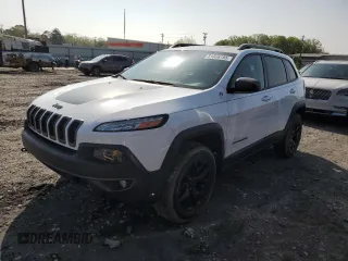 2015 Jeep Cherokee Trailhawk with VIN 1C4PJMBS6FW558653, listed as a Copart auction lot 51066195 with 32,905 mi miles and Salvage Title. Bid and sale history available at carsss.com. Image 1.