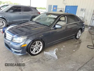 2013 Mercedes-Benz C 250 Sport z VIN WDDGF4HB8DR245839, wystawiony jako Copart lot #53230785 z przebiegiem 70 945 mil mil oraz Nie do naprawy • Non repairable. Historia ofert i sprzedaży dostępna na DreamBid. Obrazek 1.