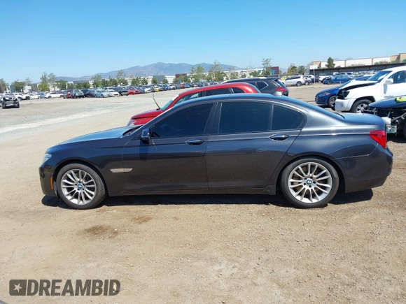 2015 BMW 7 Series 750i с VIN WBAYA8C59FD825698, выставлен на аукционе IAAI как лот 42009098 с пробегом 71 639 миль миль и . История ставок и продаж доступна на DreamBid. Изображение 13.