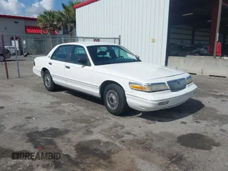 1996 Mercury Grand Marquis GS z VIN 2MELM74W9TX692417, wystawiony jako IAAI lot #42192597 z przebiegiem 122 417 mil mil oraz . Historia ofert i sprzedaży dostępna na DreamBid. Obrazek 1.