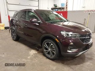 2021 Buick Encore GX Essence z VIN KL4MMGSL8MB151615, wystawiony jako IAAI lot #42550639 z przebiegiem 77 085 mil mil oraz . Historia ofert i sprzedaży dostępna na DreamBid. Obrazek 1.