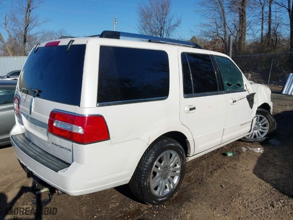2013 Lincoln Navigator with VIN 5LMJJ2H57DEL08622, listed as a IAAI auction lot 41759357 with 157,131 mi miles. Bid and sale history available at carsss.com. Image 4.