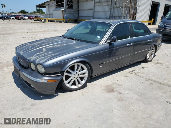 2004 Jaguar XJ R z VIN SAJWA73B64TG18784, wystawiony jako Copart lot #81254734 z przebiegiem Nie podano mil oraz Czysty tytuł • Clean title. Historia ofert i sprzedaży dostępna na DreamBid. Obrazek 1.