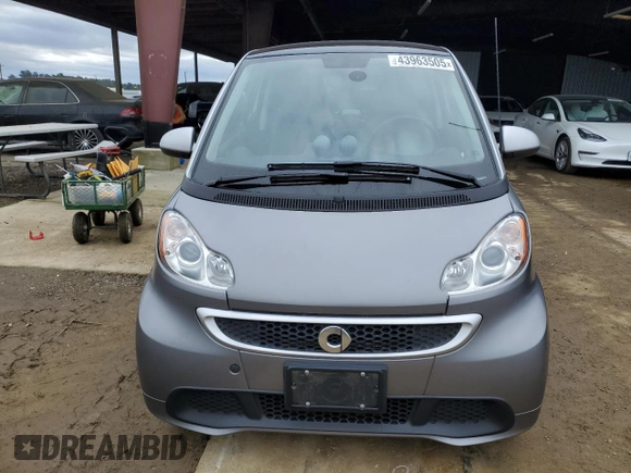 2014 Smart fortwo Passion z VIN WMEEJ9AA8DK673242, wystawiony jako Copart lot #43963505 z przebiegiem Nie podano mil oraz Tytuł czysty. Historia ofert i sprzedaży dostępna na DreamBid. Obrazek 5.