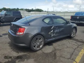 2013 Scion tC z VIN JTKJF5C71D3052789, wystawiony jako Copart lot #57482475 z przebiegiem 148 706 mil mil oraz Szkoda całkowita • Salvage title. Historia ofert i sprzedaży dostępna na DreamBid. Obrazek 3.