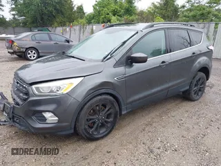 2017 Ford Escape SE z VIN 1FMCU9G95HUC83618, wystawiony jako IAAI lot #42324672 z przebiegiem 132 910 mil mil oraz . Historia ofert i sprzedaży dostępna na DreamBid. Obrazek 2.