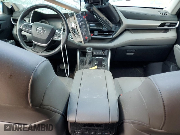 2022 Toyota Highlander XLE with VIN 5TDGZRBH4NS560801, listed as a Copart auction lot 63817915 with 64,557 mi miles and Salvage title. Bid and sale history available at DreamBid. Image 8.