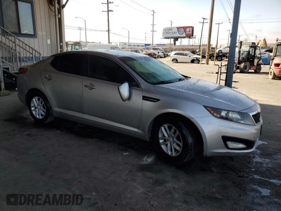 2013 Kia Optima LX z VIN 5XXGM4A74DG156035, wystawiony jako Copart lot #59358245 z przebiegiem 136 540 mil mil oraz Szkoda całkowita • Salvage title. Historia ofert i sprzedaży dostępna na DreamBid. Obrazek 4.