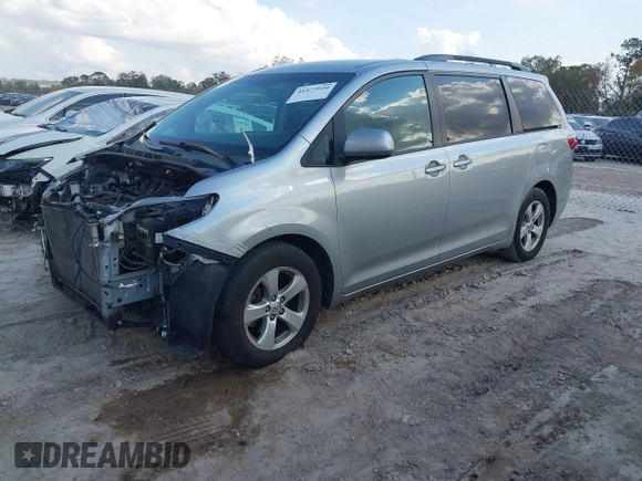 2015 Toyota Sienna LE AAS z VIN 5TDKK3DCXFS653627, wystawiony jako IAAI lot #41477920 z przebiegiem Nie podano mil oraz . Historia ofert i sprzedaży dostępna na DreamBid. Obrazek 2.