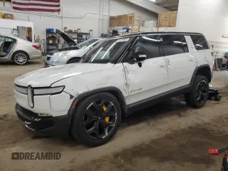 2023 Rivian R1S Adventure z VIN 7PDSGABA2PN013659, wystawiony jako Copart lot #53475945 z przebiegiem 13 928 mil mil oraz Szkody całkowita. Historia ofert i sprzedaży dostępna na DreamBid. Obrazek 1.
