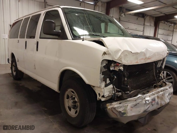 2008 Chevrolet Express Passenger with VIN 1GAGG25K581113442, listed as a IAAI auction lot 41770836 with 172,065 mi miles. Bid and sale history available at carsss.com. Image 1.