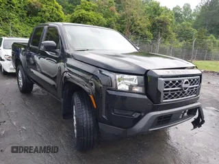 2023 Nissan Frontier SV z VIN 1N6ED1EK7PN609865, wystawiony jako IAAI lot #42242070 z przebiegiem 56 462 mil mil oraz . Historia ofert i sprzedaży dostępna na DreamBid. Obrazek 1.