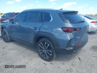 2024 Mazda CX-50 S Premium Plus z VIN 7MMVABEM4RN171943, wystawiony jako IAAI lot #41839219 z przebiegiem 13 733 mil mil oraz . Historia ofert i sprzedaży dostępna na DreamBid. Obrazek 3.