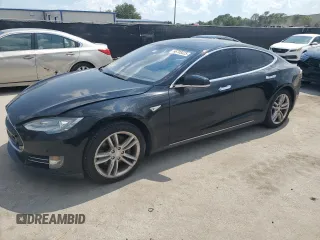 2013 Tesla Model S z VIN 5YJSA1DN6DFP20864, wystawiony jako Copart lot #66708325 z przebiegiem 179 928 mil mil oraz Czysty tytuł • Clean title. Historia ofert i sprzedaży dostępna na DreamBid. Obrazek 1.
