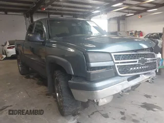 2006 Chevrolet Silverado 1500 LT2 with VIN 1GCEK19B36Z106215, listed as a IAAI auction lot 40699968 with 183,870 mi miles. Bid and sale history available at carsss.com. Image 1.