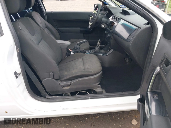 2008 Ford Focus SE z VIN 1FAHP33N68W227957, wystawiony jako IAAI lot #42321209 z przebiegiem Nie podano mil oraz . Historia ofert i sprzedaży dostępna na DreamBid. Obrazek 5.