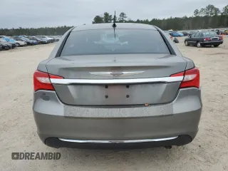 2013 Chrysler 200 Touring z VIN 1C3CCBBB2DN584591, wystawiony jako Copart lot #41503815 z przebiegiem Nie podano mil oraz Szkoda całkowita • Salvage title. Historia ofert i sprzedaży dostępna na DreamBid. Obrazek 6.