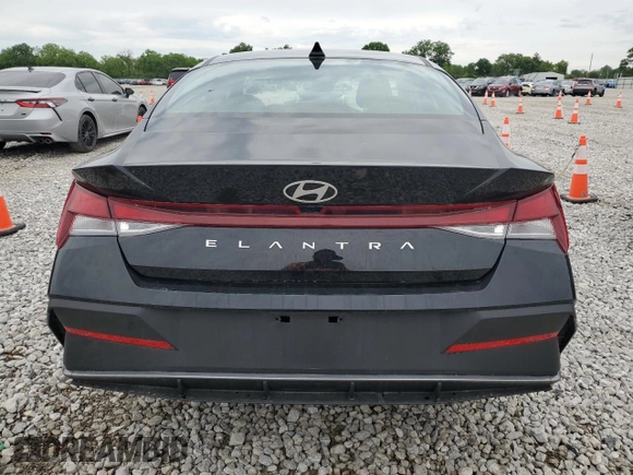 2024 Hyundai Elantra SEL z VIN KMHLM4DG0RU817597, wystawiony jako Copart lot #55959615 z przebiegiem 6 012 mil mil oraz Szkoda całkowita • Salvage title. Historia ofert i sprzedaży dostępna na DreamBid. Obrazek 6.