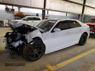 2020 Chrysler 300 S z VIN 2C3CCABT6LH187220, wystawiony jako Copart lot #79548763 z przebiegiem Nie podano mil oraz Szkody całkowita. Historia ofert i sprzedaży dostępna na DreamBid. Obrazek 1.