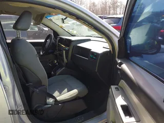 2007 Jeep Compass Sport with VIN 1J8FT47W27D414041, listed as a IAAI auction lot 41760017 with 197,437 mi miles. Bid and sale history available at carsss.com. Image 5.