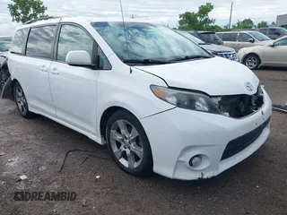 2012 Toyota Sienna SE z VIN 5TDXK3DC3CS268136, wystawiony jako IAAI lot #42153110 z przebiegiem 248 887 mil mil oraz . Historia ofert i sprzedaży dostępna na DreamBid. Obrazek 1.