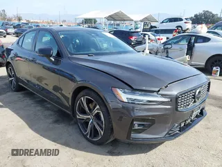 2024 Volvo S60 Plus Dark Theme z VIN 7JRL12TLXRG305460, wystawiony jako IAAI lot #41611369 z przebiegiem 20 008 mil mil oraz . Historia ofert i sprzedaży dostępna na DreamBid. Obrazek 1.