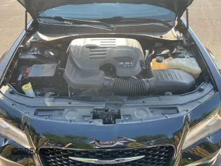 2018 Chrysler 300 S z VIN 2C3CCABG5JH313938, wystawiony jako Copart lot #60175405 z przebiegiem 122 155 mil mil oraz Szkoda całkowita • Salvage title. Historia ofert i sprzedaży dostępna na DreamBid. Obrazek 7.
