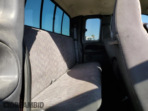 2000 Dodge 1500 z VIN 3B7HF13Z6YG139252, wystawiony jako Copart lot #47796595 z przebiegiem 149 542 mil mil oraz Czysty tytuł • Clean title. Historia ofert i sprzedaży dostępna na DreamBid. Obrazek 10.