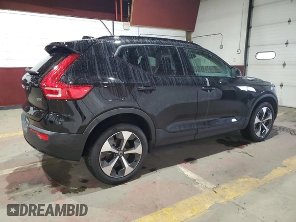 2023 Volvo XC40 Ultimate Dark Theme z VIN YV4L12UX3P2952998, wystawiony jako Copart lot #52724585 z przebiegiem 5578 mil mil oraz Tytuł czysty. Historia ofert i sprzedaży dostępna na DreamBid. Obrazek 3.