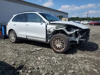 2017 Porsche Cayenne z VIN WP1AA2A23HKA80342, wystawiony jako Copart lot #60908035 z przebiegiem 61 583 mil mil oraz Szkoda całkowita • Salvage title. Historia ofert i sprzedaży dostępna na DreamBid. Obrazek 4.