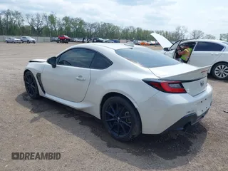 2023 Toyota 86 Premium z VIN JF1ZNBE12P9756981, wystawiony jako IAAI lot #42126988 z przebiegiem 31 550 mil mil oraz . Historia ofert i sprzedaży dostępna na DreamBid. Obrazek 3.