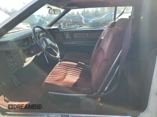 1985 Cadillac Eldorado z VIN 1G6EL5787FE663828, wystawiony jako Copart lot #47460755 z przebiegiem 91 853 mil mil oraz Tytuł czysty. Historia ofert i sprzedaży dostępna na DreamBid. Obrazek 7.