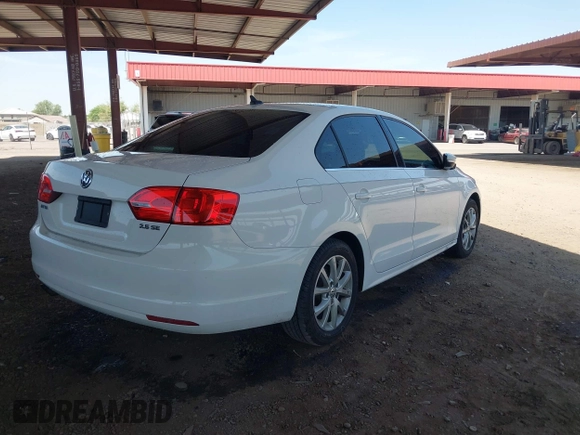 2013 Volkswagen Jetta SE z VIN 3VWDP7AJ5DM374598, wystawiony jako IAAI lot #42498082 z przebiegiem 144 285 mil mil oraz . Historia ofert i sprzedaży dostępna na DreamBid. Obrazek 4.