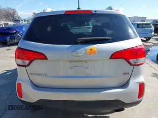 2015 Kia Sorento LX with VIN 5XYKT4A77FG548874, listed as a IAAI auction lot 41650301 with 111,113 mi miles. Bid and sale history available at carsss.com. Image 16.