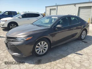 2018 Toyota Camry LE с VIN 4T1B11HK4JU075842, выставлен на аукционе Copart как лот 54139605 с пробегом 276 362 миль миль и Чистый • Clean title. История ставок и продаж доступна на DreamBid. Изображение 1.